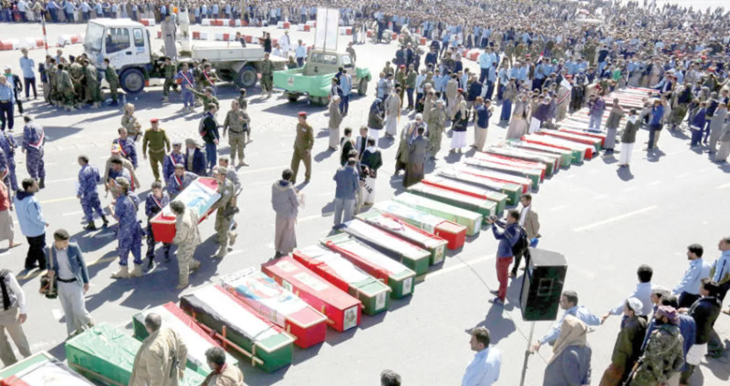 الحوثيون لدى تشييع جثامين قتلاهم بعد المواجهات مع قوات صالح (إ.ب.أ)