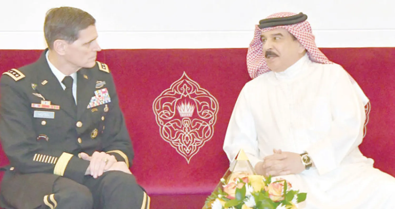 العاهل البحريني الملك حمد بن عيسى خلال لقائه جوزيف فوتيل قائد القيادة المركزية الأميركية على هامش حوار المنامة أمس (بنا)