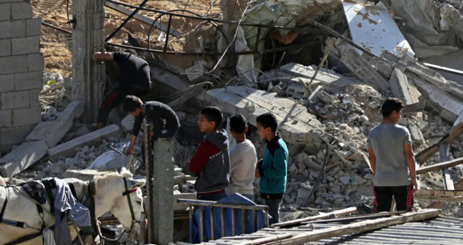 أطفال يعاينون دماراً الحقته غارات إسرائيلية بموقع لـ«حماس» في بيت لاهيا بقطاع غزة أمس (إ.ب.أ)