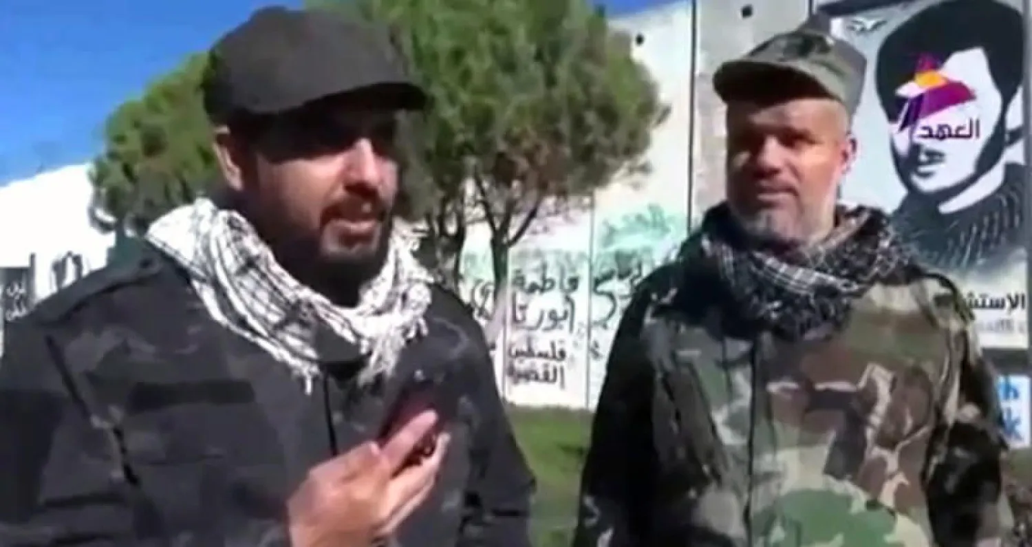 مقطع من فيديو لـ«عصائب أهل الحق» العراقية يظهر قيس الخزعلي (يسار) قرب الحدود اللبنانية الجنوبية (أ.ب)