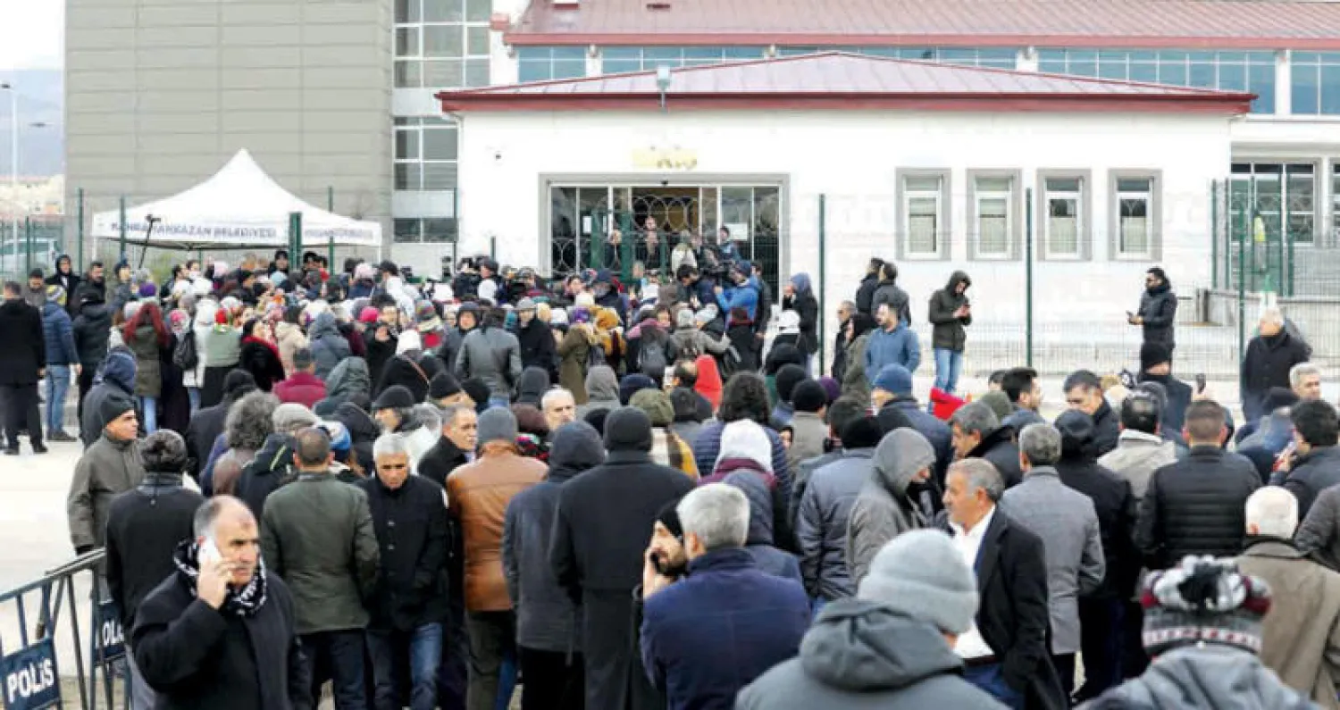 أنصار صلاح الدين دميرتاش خارج مقر المحكمة بأنقرة الخميس الماضي (أ.ف.ب)