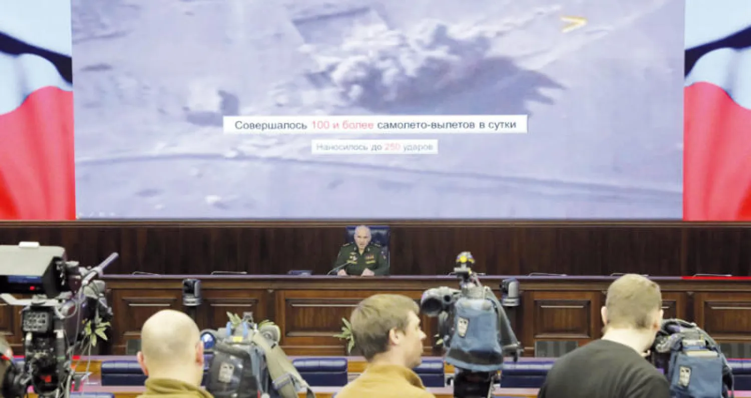 مسؤول عسكري يقدّم إيجازاً صحافياً في موسكو عن عمليات القوات الروسية في سوريا يوم الخميس الماضي (إ.ب.أ)