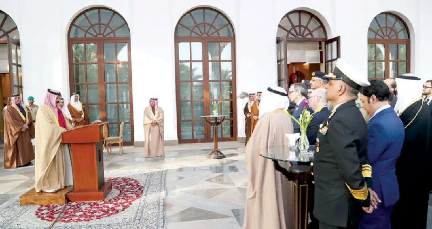 العاهل البحريني الملك حمد بن عيسى آل خليفة يخاطب مشاركين في حوار المنامة أمس (بنا)