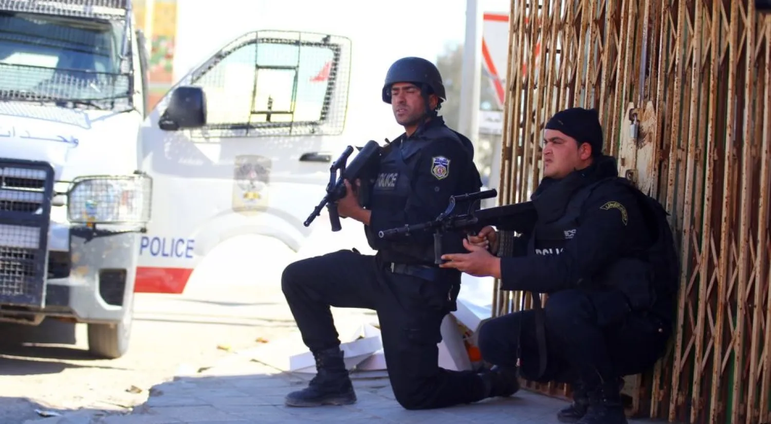 Tunisian police officers take positions as they search for attackers still at large in the outskirts of Ben Guerdane, southern Tunisia, March 8, 2016.