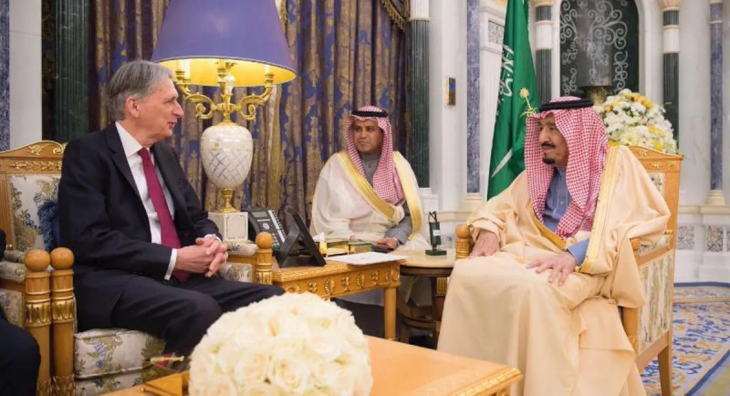 خادم الحرمين خلال استقباله وزير الخزانة البريطاني (واس)