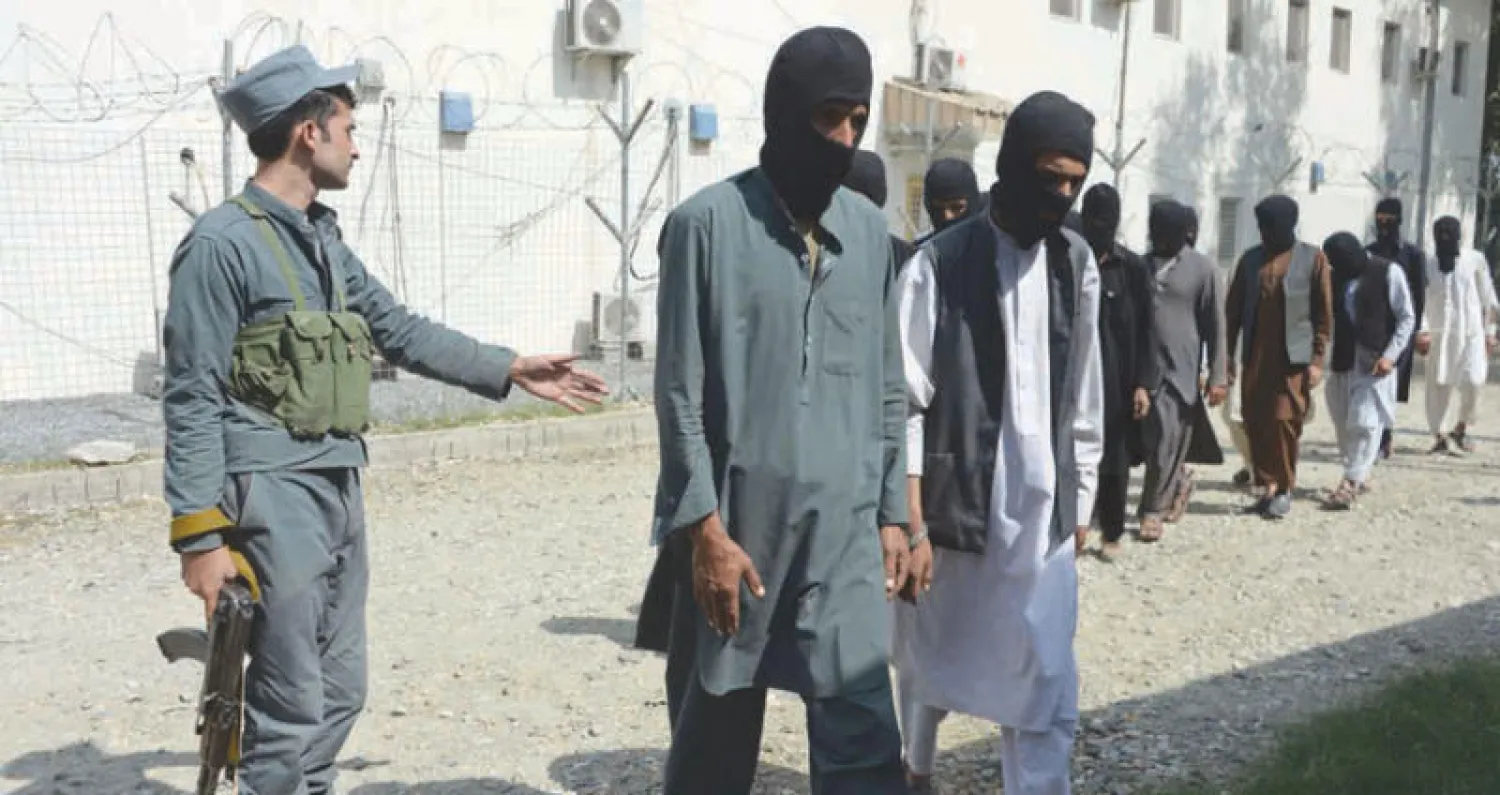 عناصر من «داعش» أمام عدسات المصورين عقب اعتقالهم في جلال آباد في أكتوبر الماضي (إ.ب.أ)