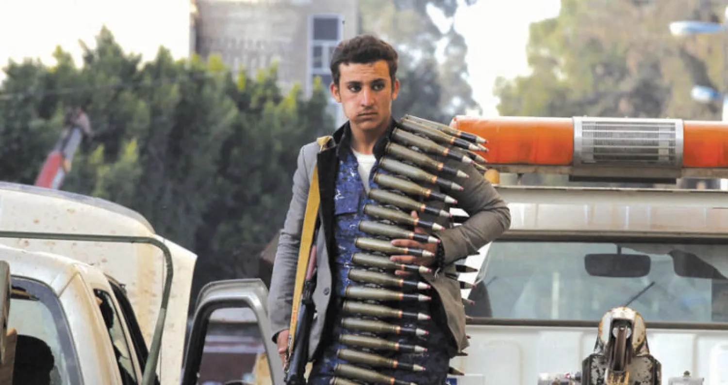 مسلح حوثي في شارع بصنعاء عقب الأحداث الأخيرة (إ.ب.أ)