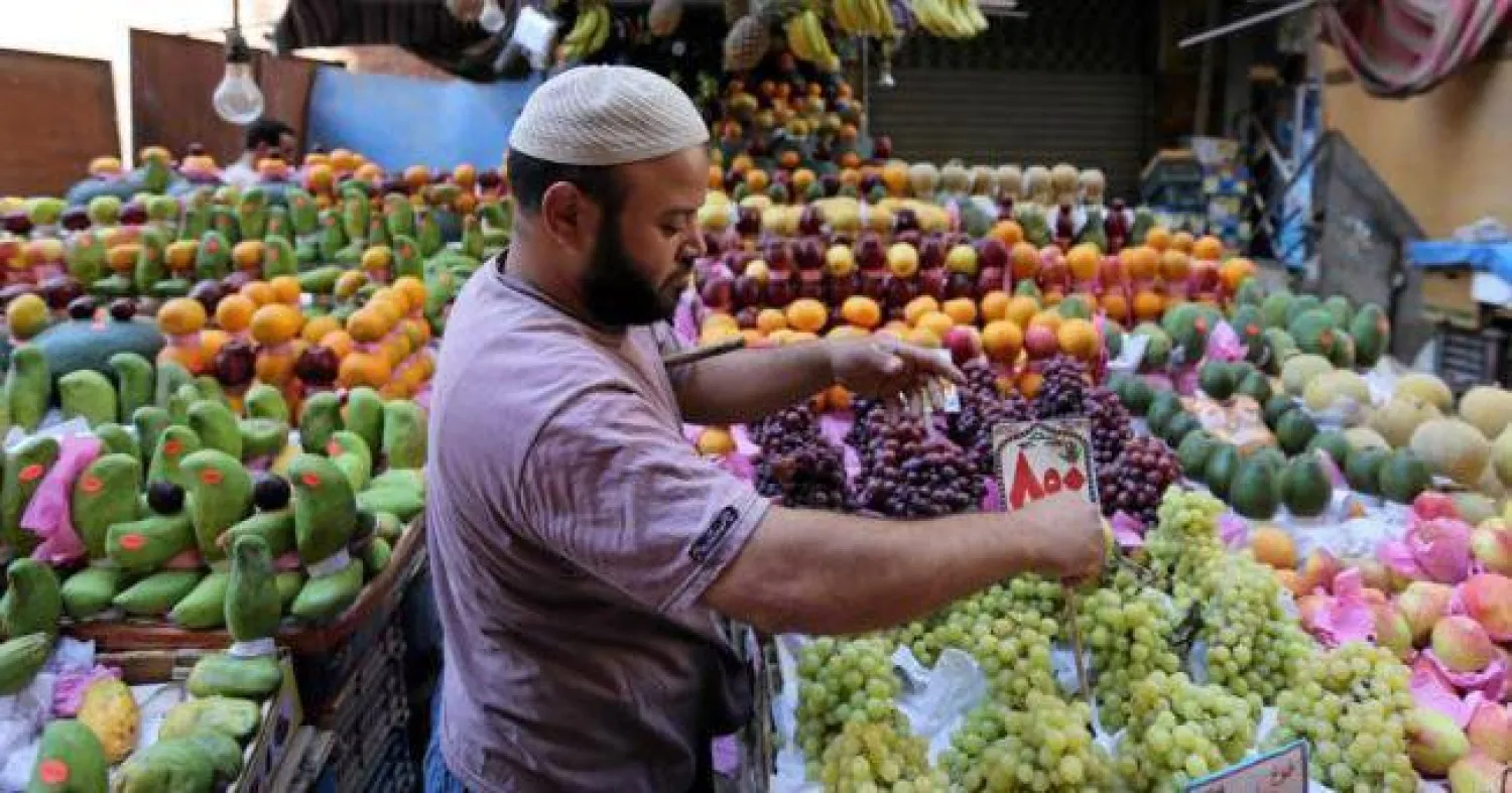 أحد باعة الفواكه في القاهرة (رويترز)
