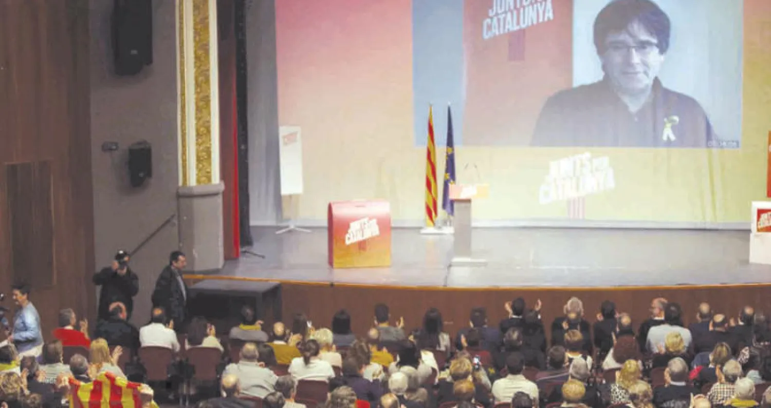 الزعيم الانفصالي بوتشيمون يتحدث إلى أنصاره في كاتالونيا من منفاه عبر «الفيديو كونفرانس» لدعم الحملات الانتخابية (إ.ب.أ)