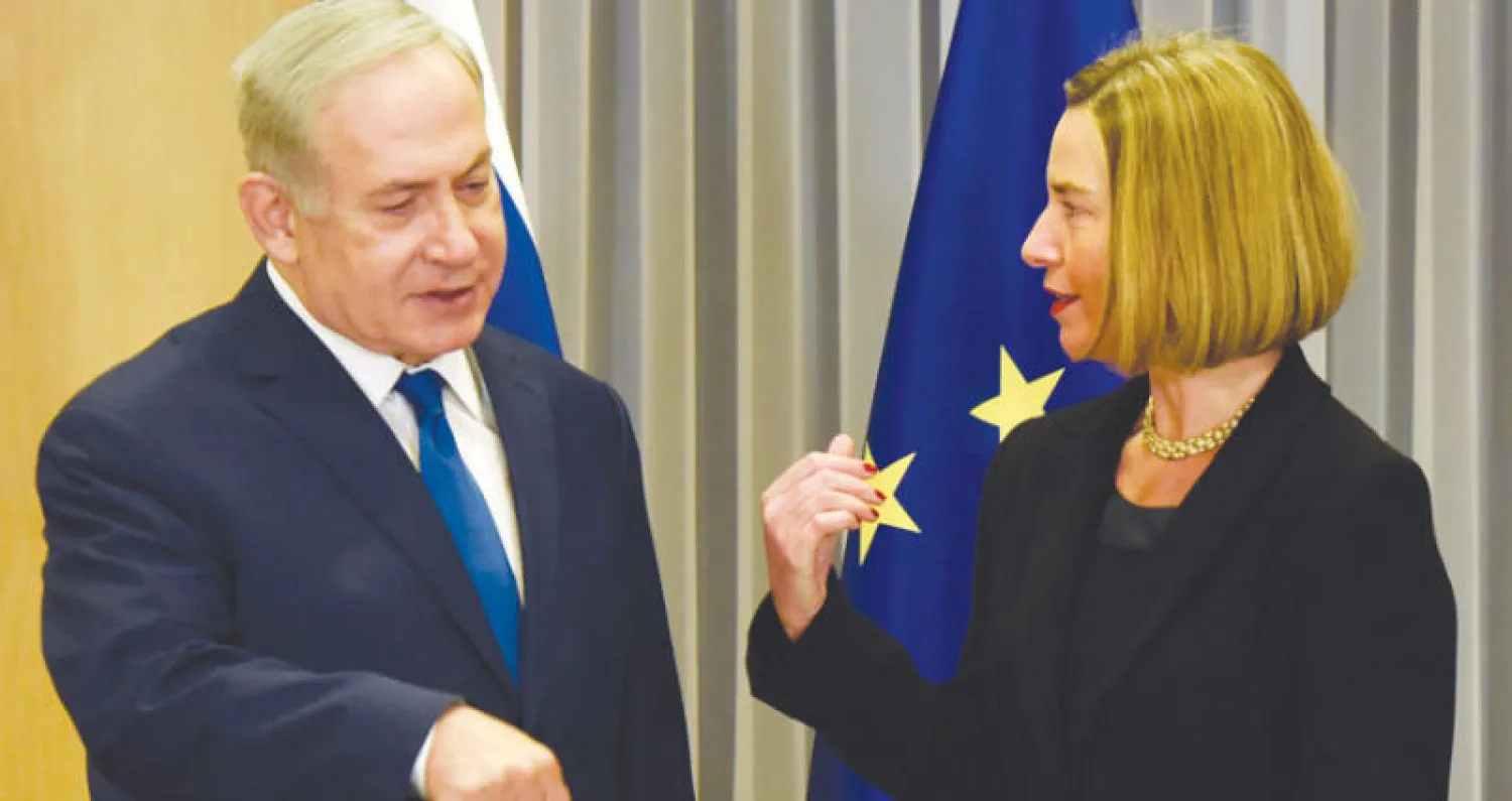 نتنياهو وموغيريني خلال اجتماعهما في بروكسل أمس (أ.ب)