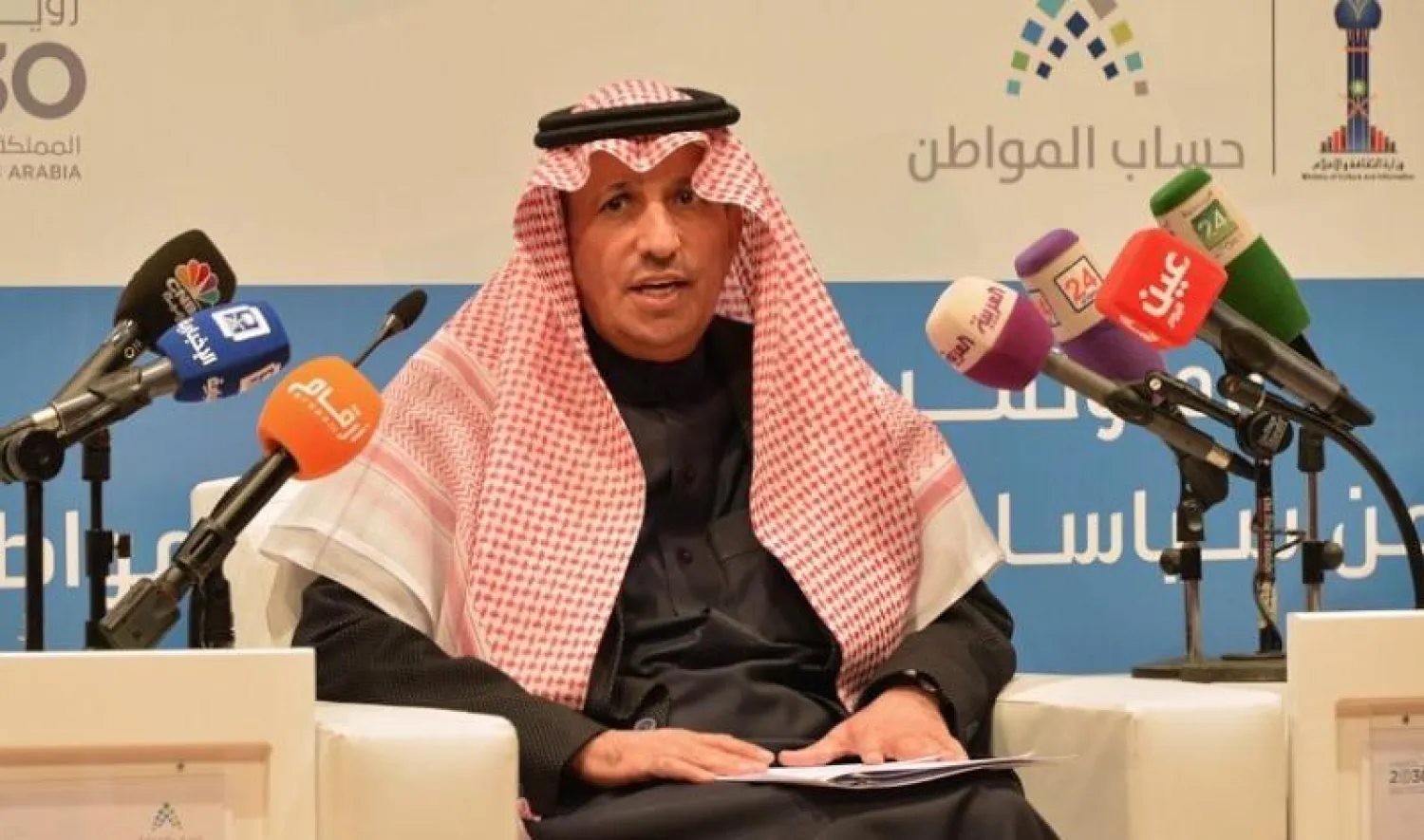 وزير العمل السعودي خلال المؤتمر الصحافي الذي أعلن فيه عن سياسات برنامج حساب المواطن («الشرق الأوسط»)