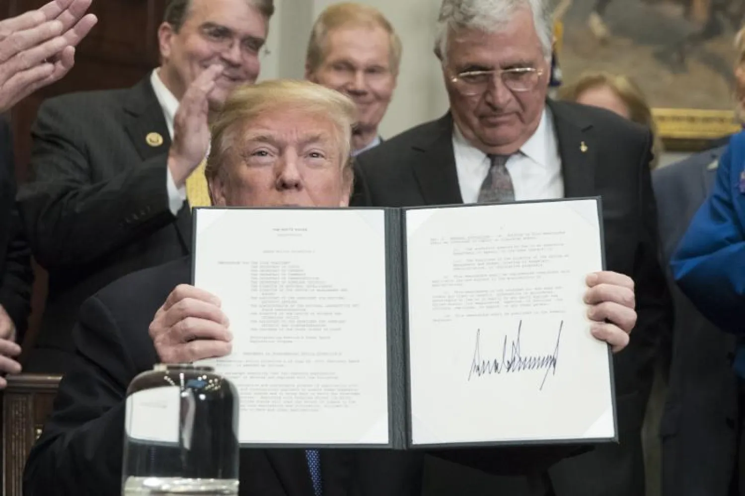 الرئيس الأميركي وقع على توجيه لوكالة ناسا (إ.ب.أ)