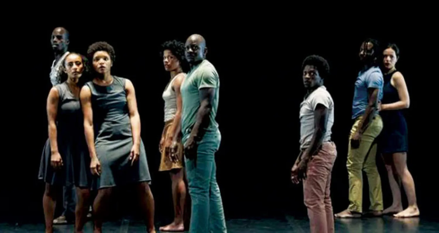 مشهد من عرض {توق إلى الأفق}