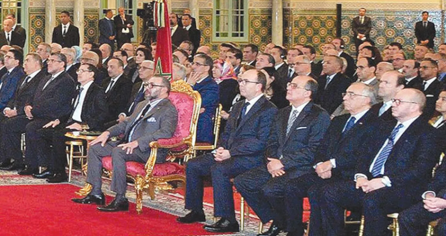 العاهل المغربي لدى إشرافه أمس على توقيع الاتفاقيات في القصر الملكي بالدار البيضاء (م ا ب)