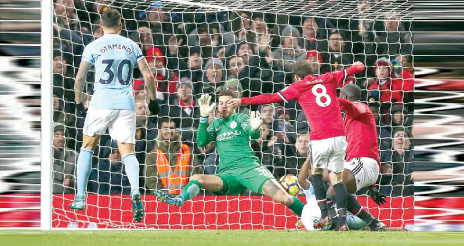 إدرسون حارس سيتي أنقذ مرماه من هدف محقق لكن مهاجمي يونايتد لم يستغلوا الفرص (إ.ب.أ)