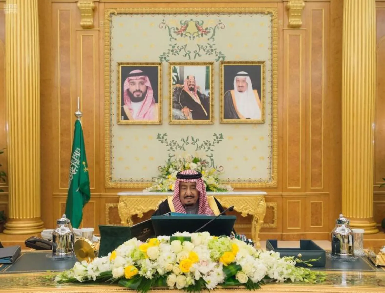 خادم الحرمين الشريفين خلال ترؤسه جلسة مجلس الوزراء (واس)