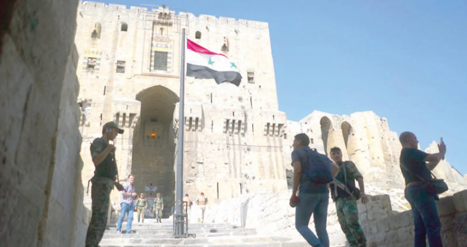 عناصر من الشرطة العسكرية الروسية أمام قلعة حلب الشهيرة في سبتمبر الماضي (أ.ب)