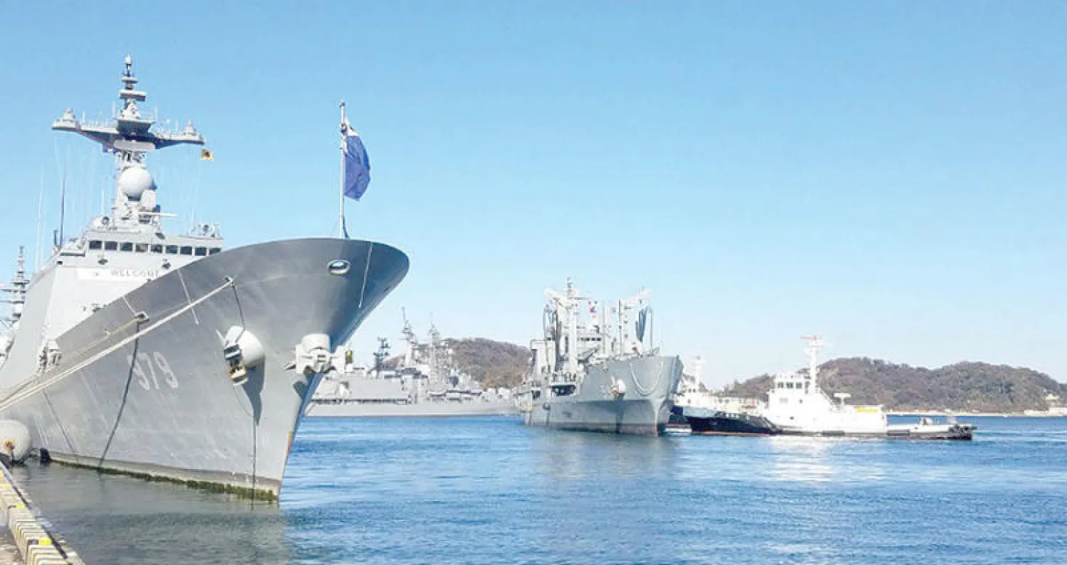 المدمرة الكورية الجنوبية «غانغاماتشان» مع قطع حربية أخرى في زيارة لميناء يوكوسوكا الياباني (إ.ب.أ)