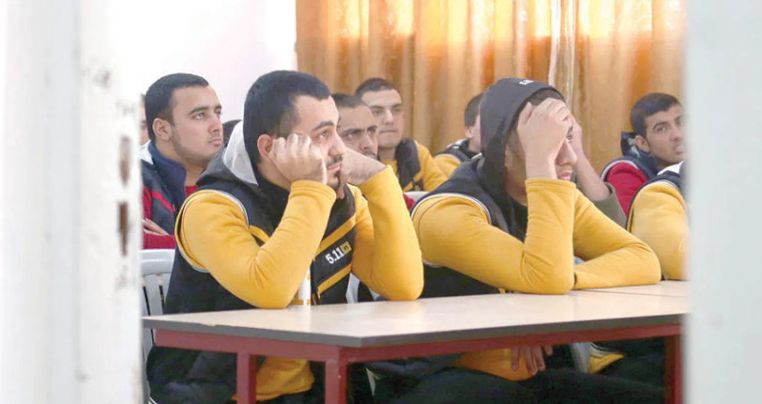 مقاتلون سابقون مع «داعش» في مركز إعادة التأهيل ببلدة مارع في ريف حلب (أ.ف.ب)