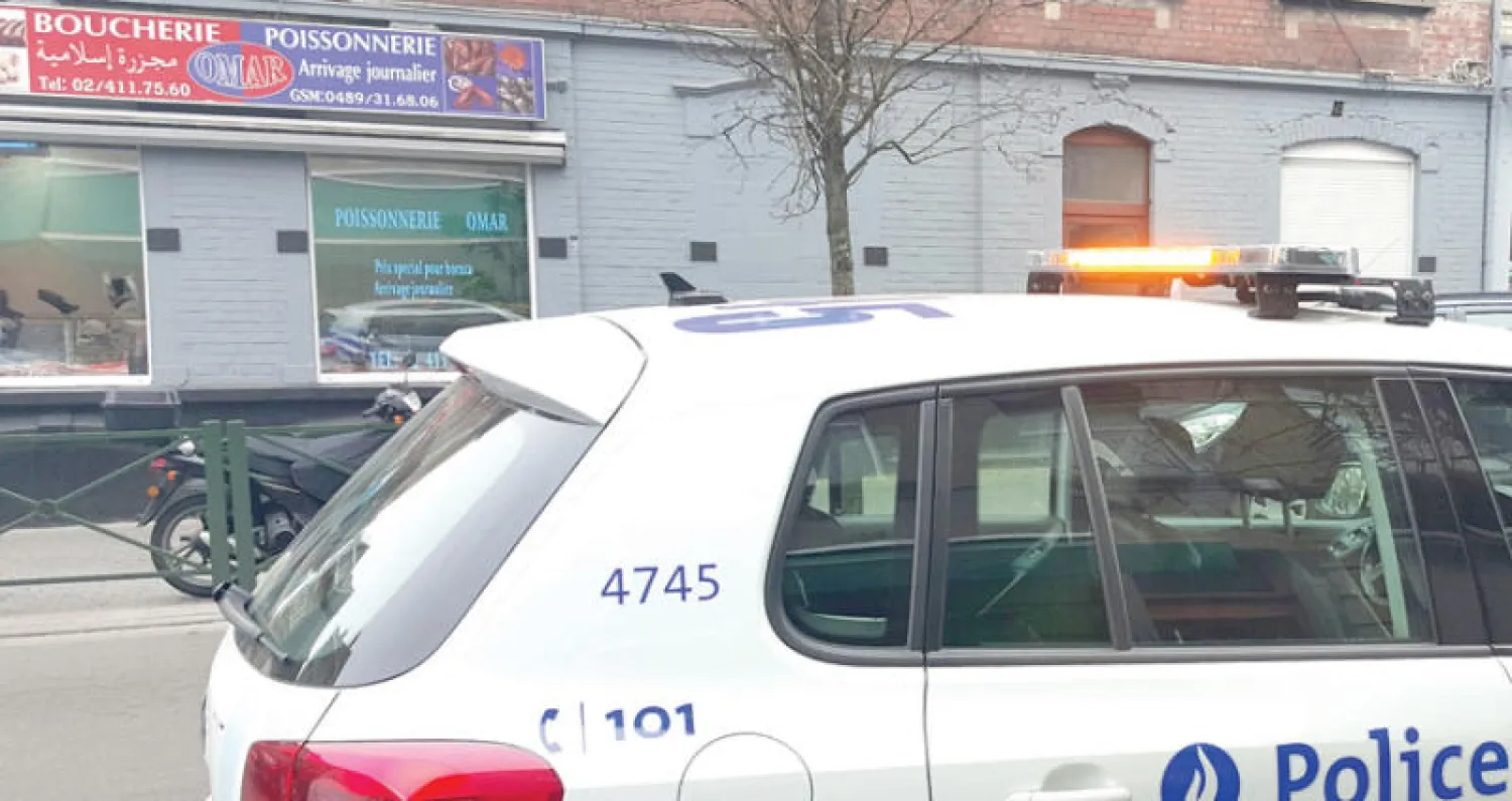 سيارة شرطة أمام محل جزارة إسلامي في العاصمة بروكسل («الشرق الأوسط»)