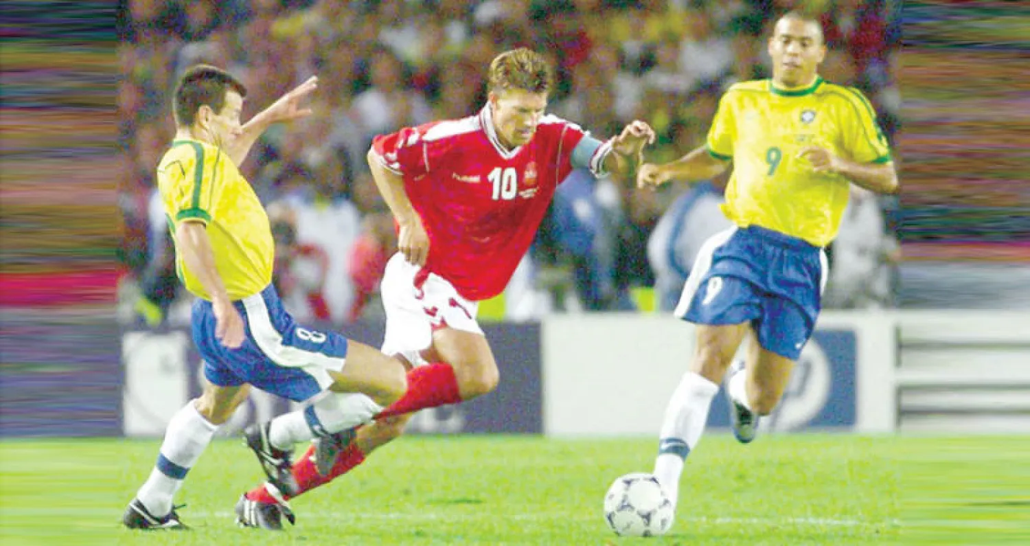 لاودروب بقميص منتخب الدنمارك يخترق دفاع منتخب البرازيل