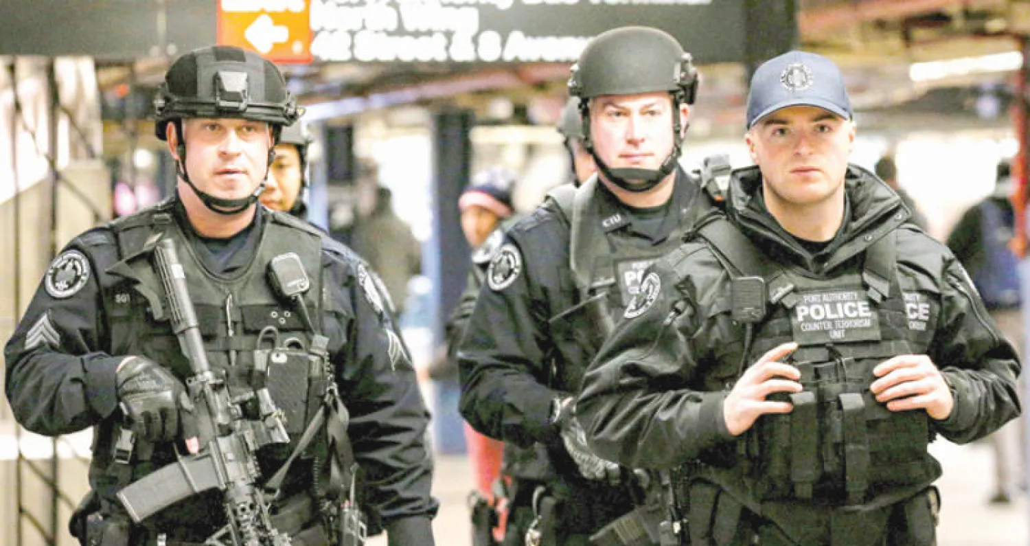 شرطة مكافحة الإرهاب الأميركية في شوارع مانهاتن حيث وقع الهجوم الانتحاري الفاشل (رويترز)