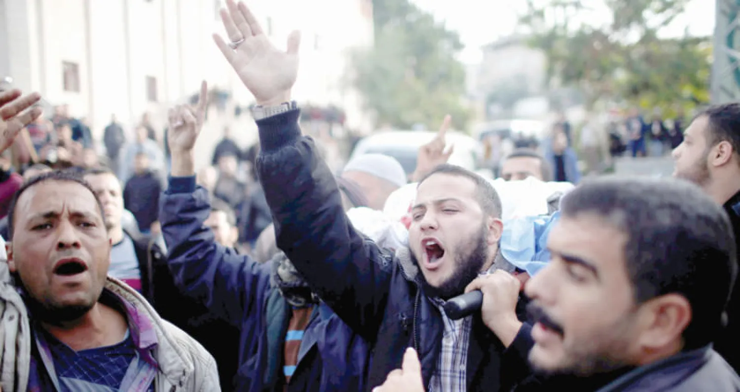 فلسطينيون يشيعون مصطفى السلطان وغازي نصر الله اللذين قتلا على أيدي القوات الإسرائيلية في غزة أمس (رويترز)