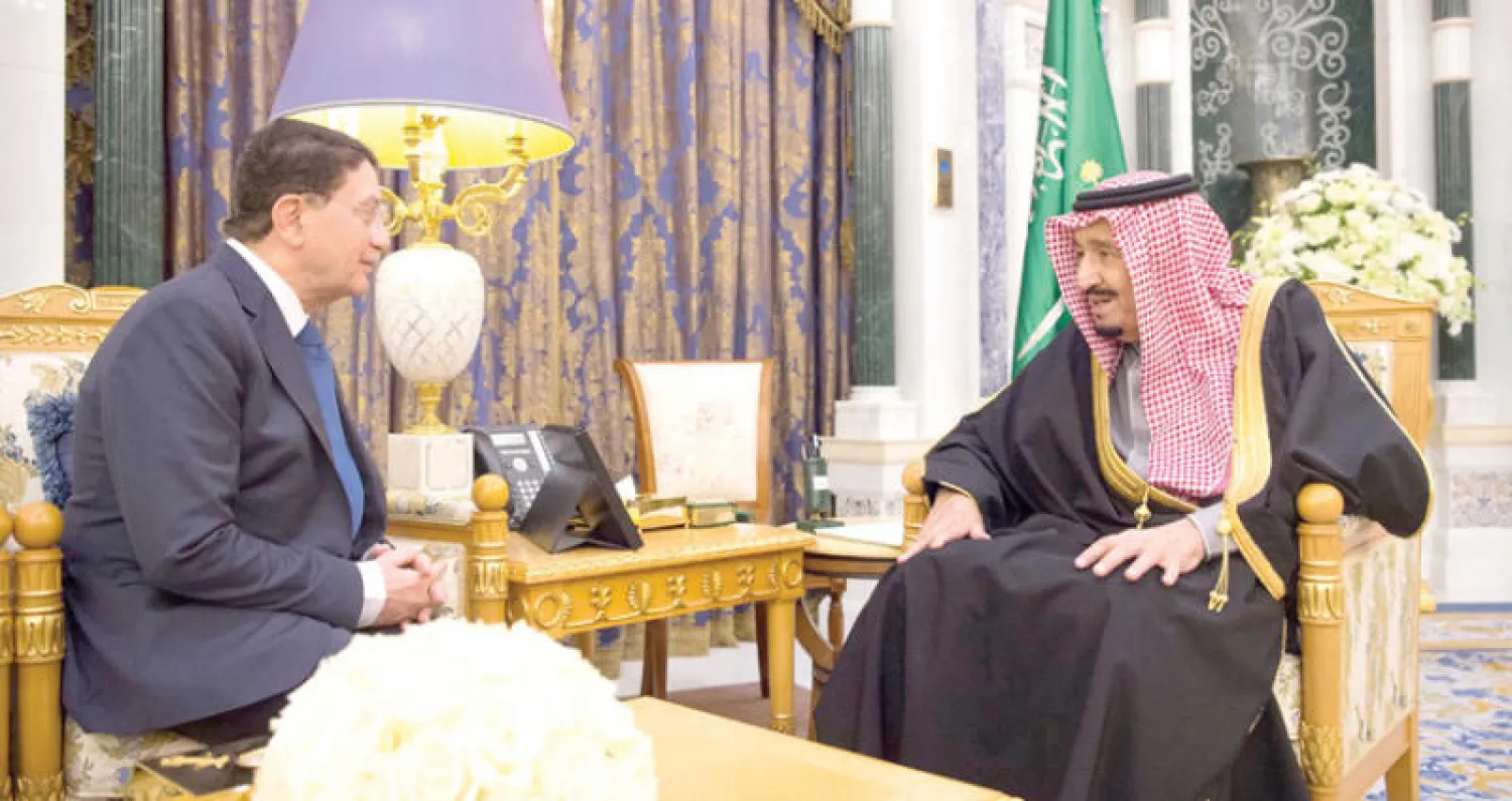 خادم الحرمين الشريفين لدى لقائه طالب الرفاعي أمين عام «منظمة السياحة العالمية» بالأمم المتحدة (واس)