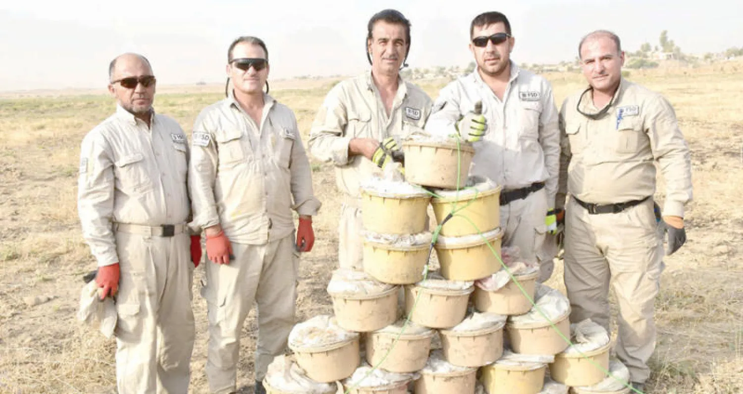 خبراء ألغام من المنظمة السويسرية يعاينون ألغام «داعش» المطورة (نيويورك تايمز)