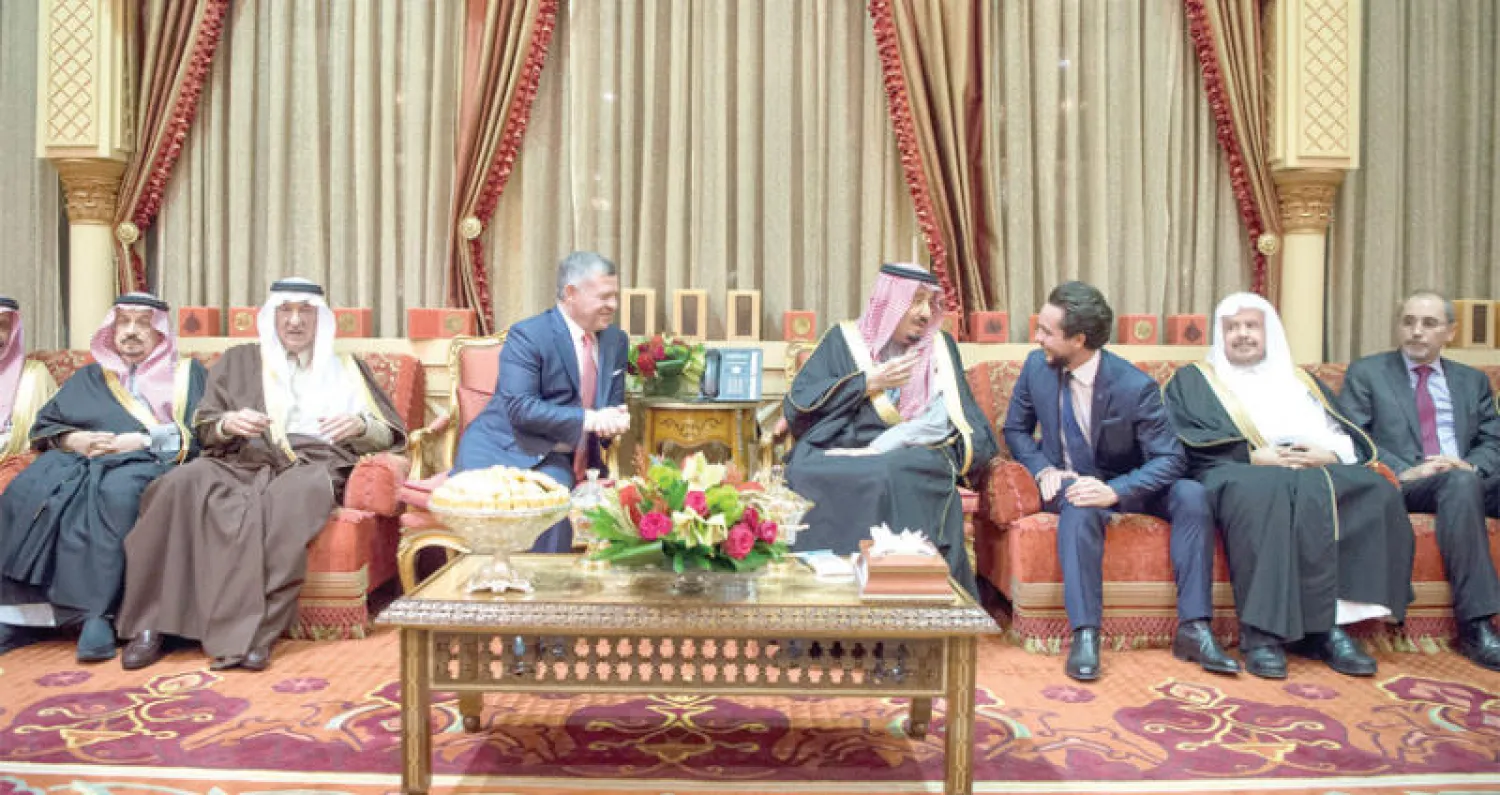 خادم الحرمين الشريفين في حديث مع الأمير الحسين ولي العهد الأردني خلال الاجتماع مع الملك عبد الله الثاني (تصوير: بندر الجلعود)