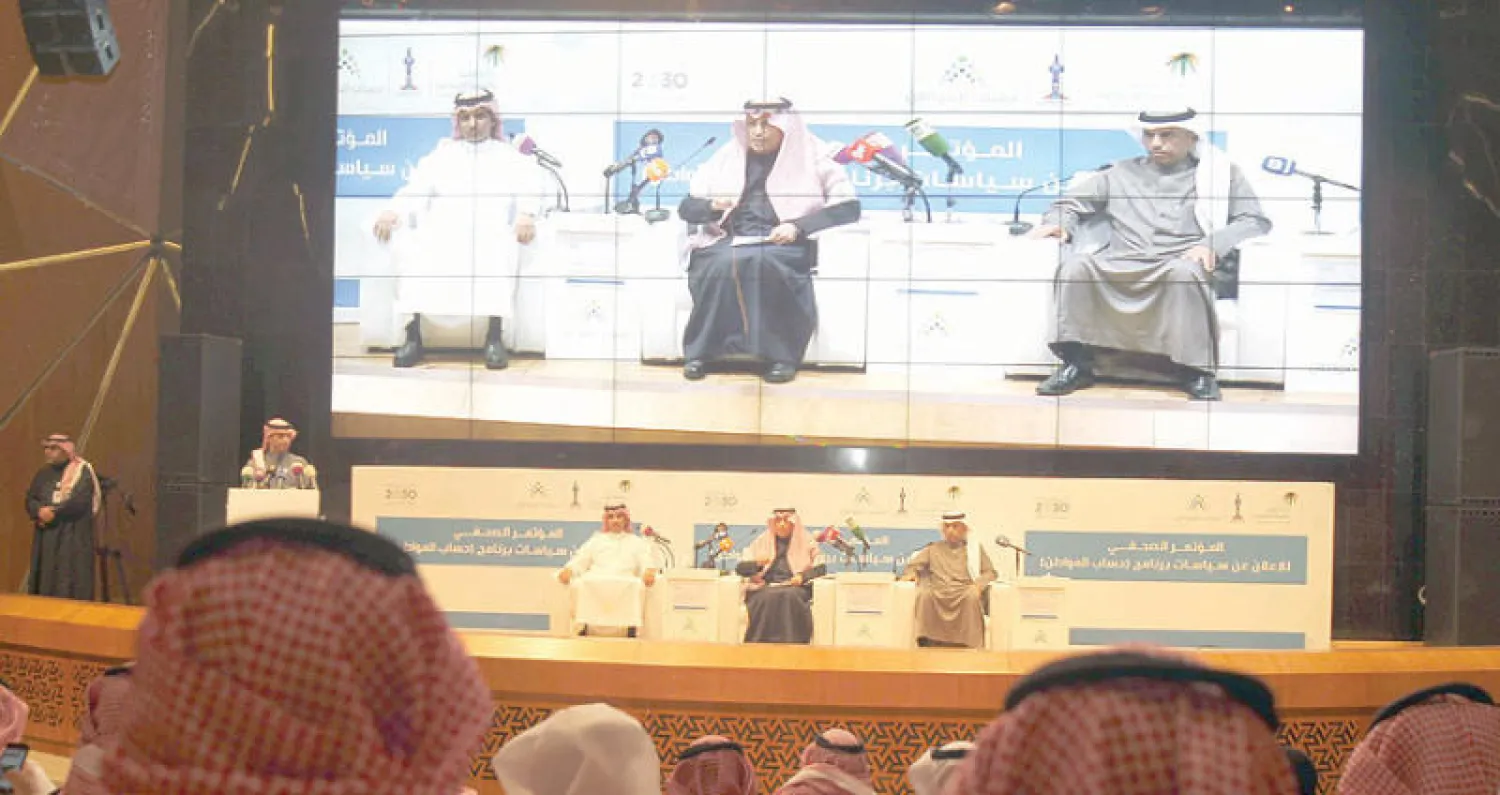 وزير العمل السعودي خلال المؤتمر الصحافي لإعلان سياسات «حساب المواطن» أمس (تصوير: خالد الخميس)