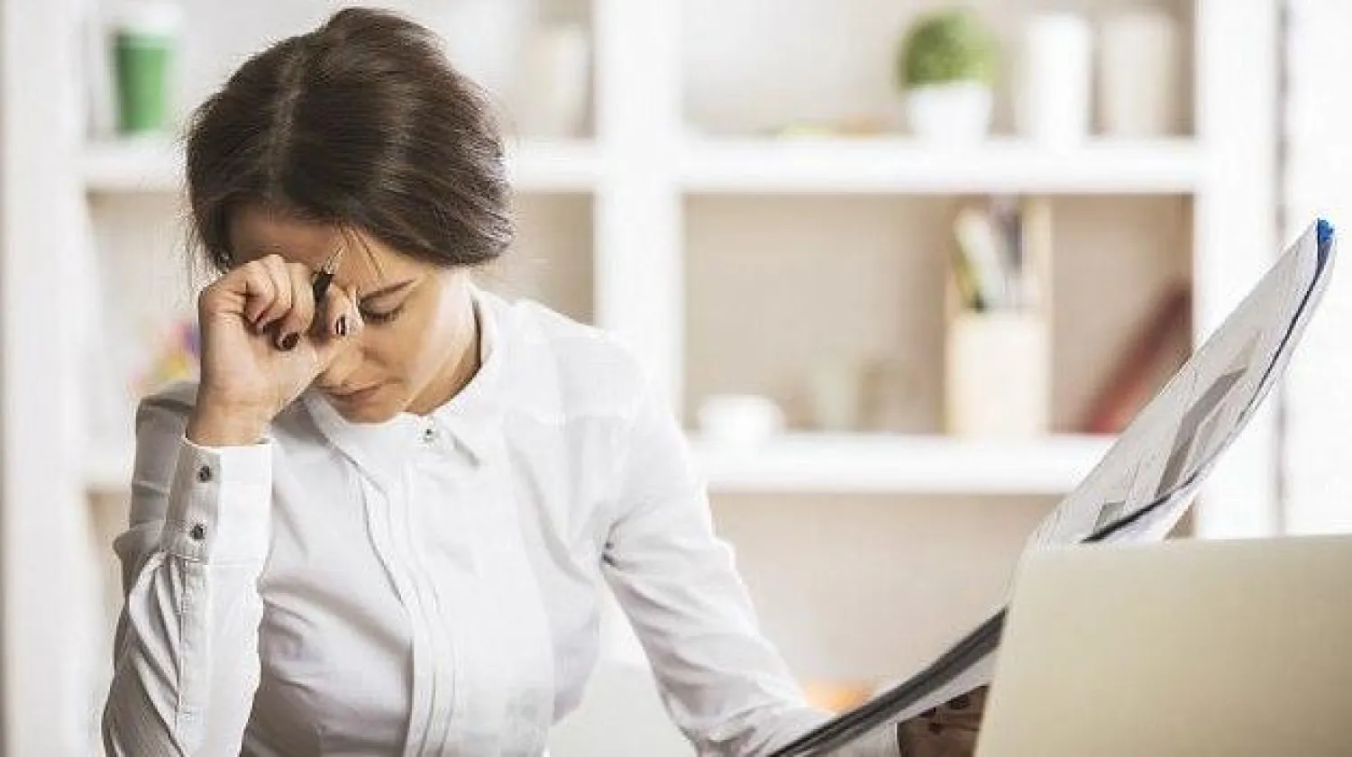 يحذر الأطباء من الجلوس أكثر من 6 ساعات على المكتب دون حركة (ديلي ميل)