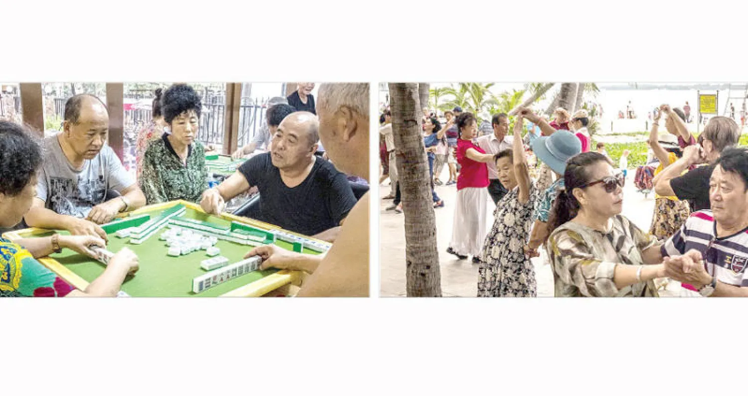 يتخذ المتقاعدون الصينيون من مدينة سانيا الساحلية منتجعا يقضون فيه الوقت مع أصدقاء في الرقص والألعاب التقليدية (نيويورك تايمز)