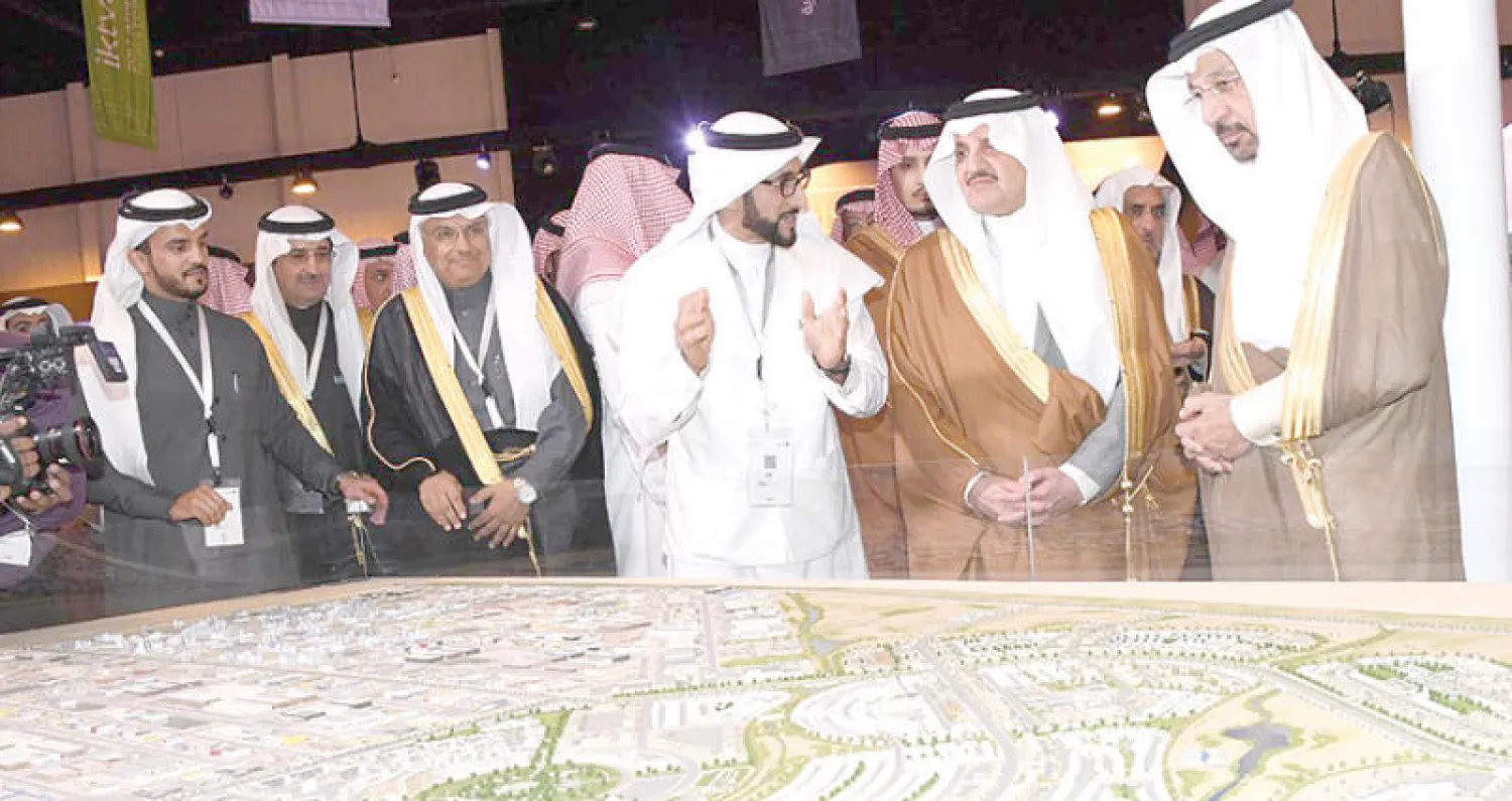 الأمير سعود بن نايف بن عبد العزيز أمير المنطقة الشرقية ووزير الطاقة خالد الفالح خلال ملتقى «اكتفاء» السنوي