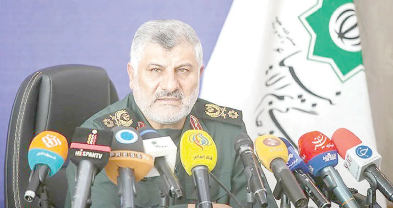 قائد مجموعة «خاتم الأنبياء» الذراع الاقتصادية للحرس الثوري الإيراني عباد الله عبد اللهي في مؤتمر صحافي بطهران أمس