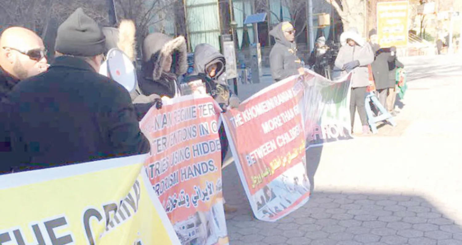 مظاهرات احتجاجية ضد انتهاكات حقوق الإنسان في إيران أمام مقر الأمم المتحدة بنيويورك أمس («الشرق الأوسط})