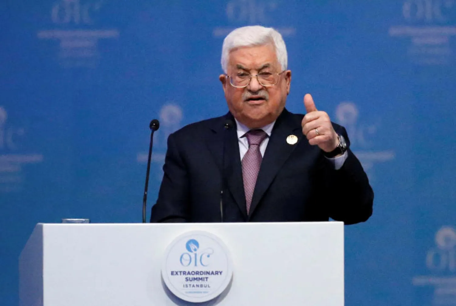 الرئيس الفلسطيني يلقي كلمته أمام القمة الإسلامية في تركيا (رويترز)