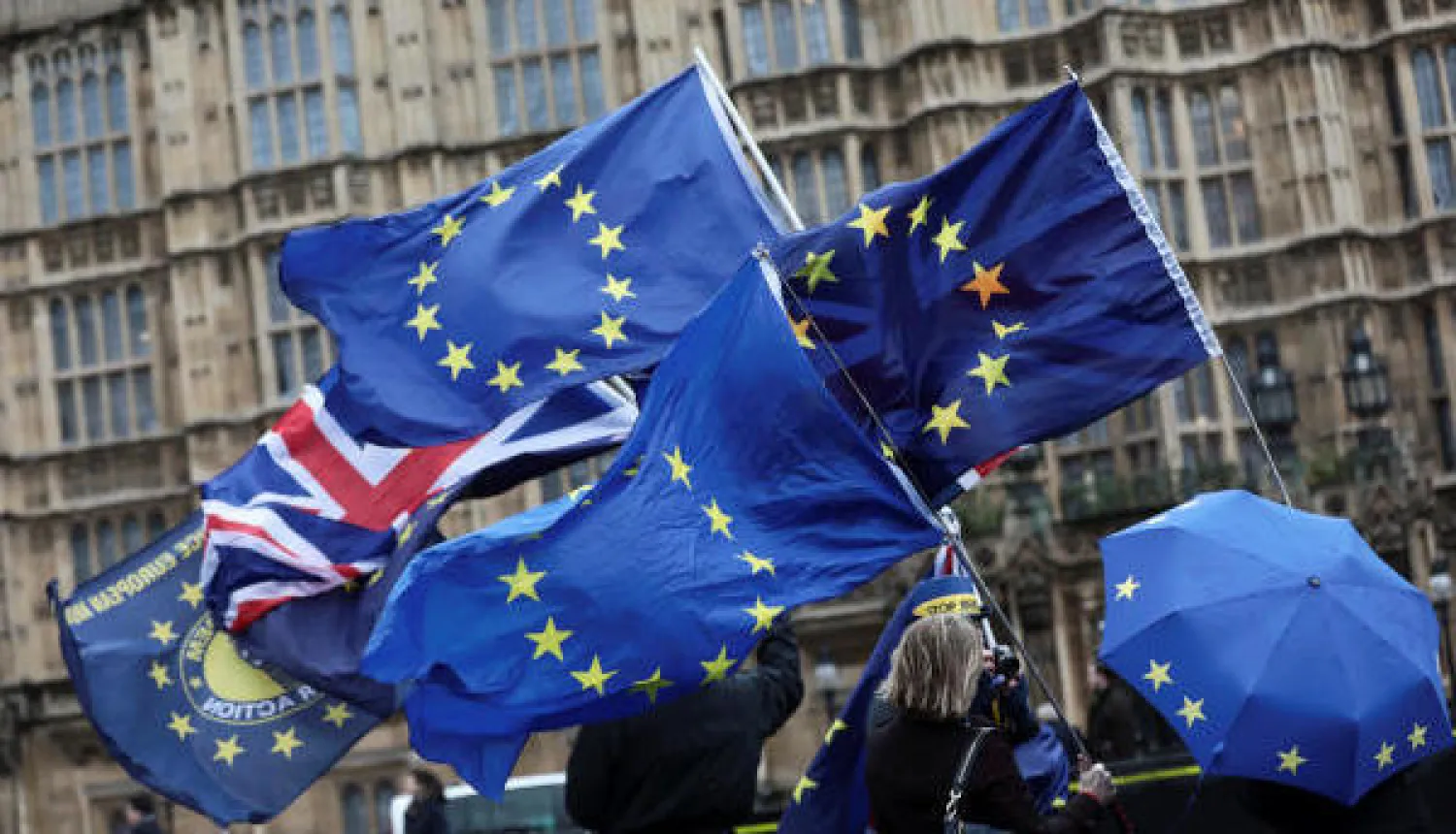 متظاهرون ضد خروج بريطانيا من الاتحاد الأوروبي يقفون خارج مجلس النواب في لندن (رويترز)