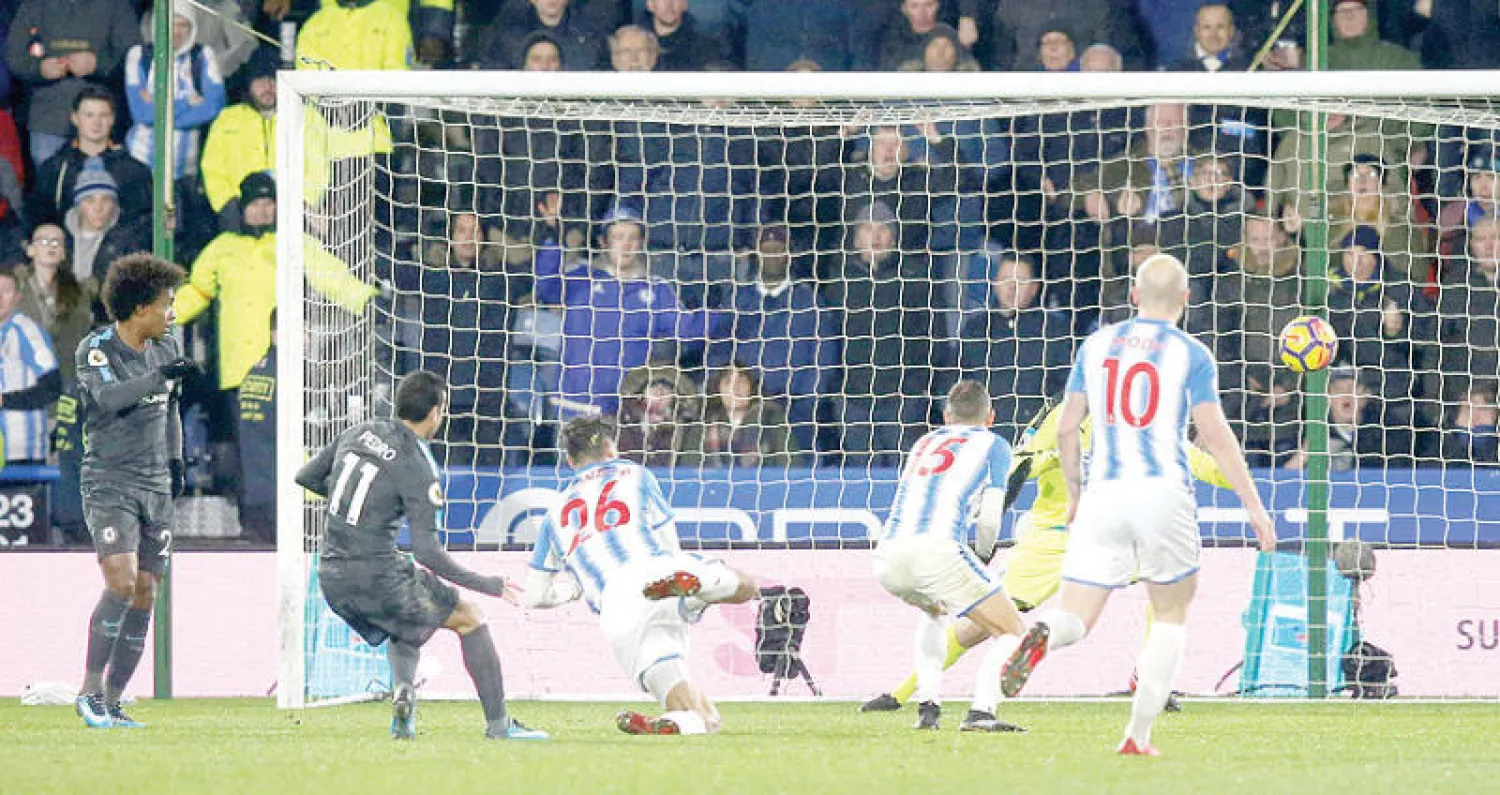 بيدرو نجم تشيلسي (رقم 11) يسجل هدف فريقه الثالث في مرمى هيدرسفيلد (رويترز)