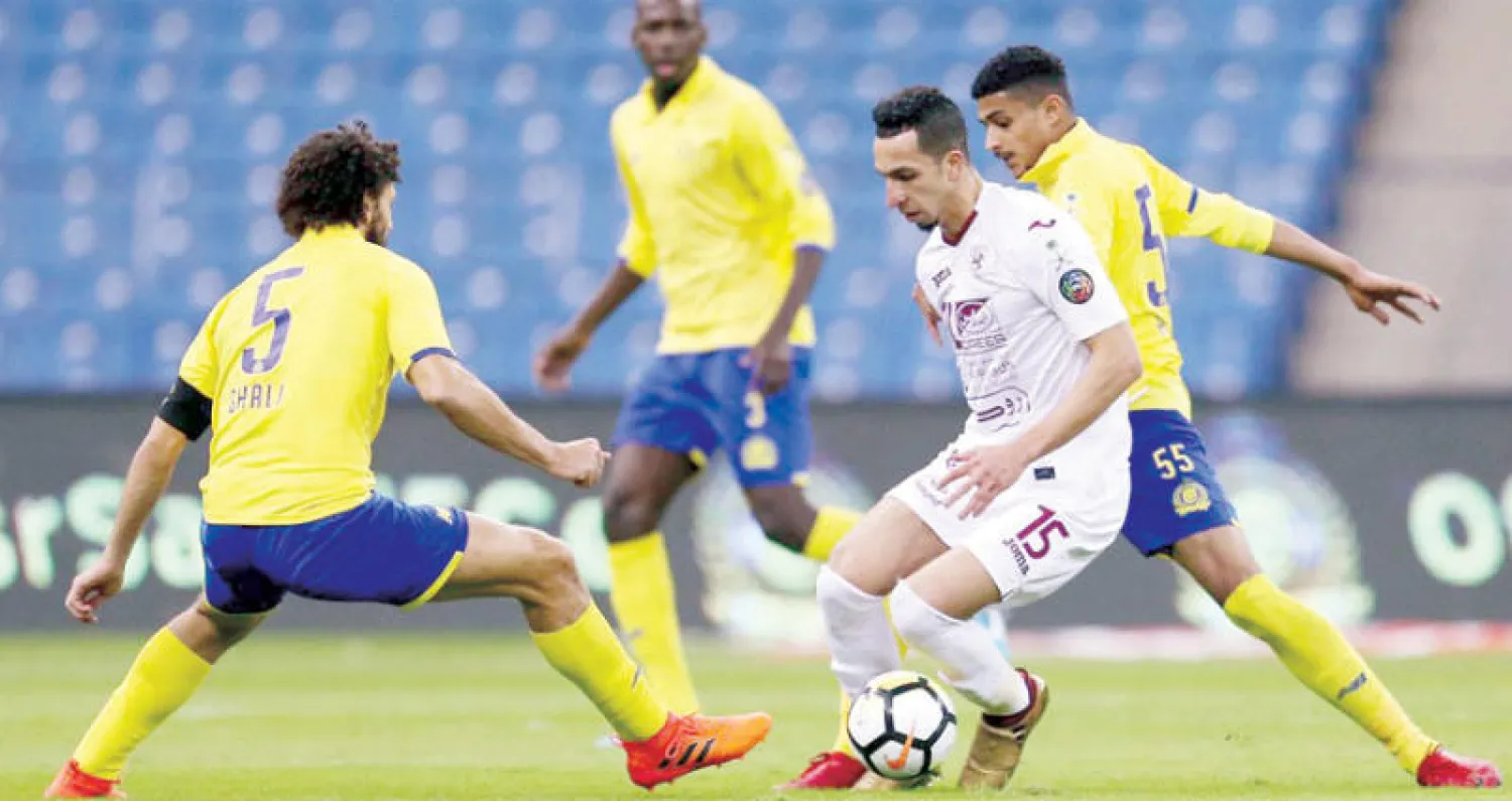 جانب من مواجهة فريقَيْ النصر والفيصلي في الرياض أمس («الشرق الأوسط»)