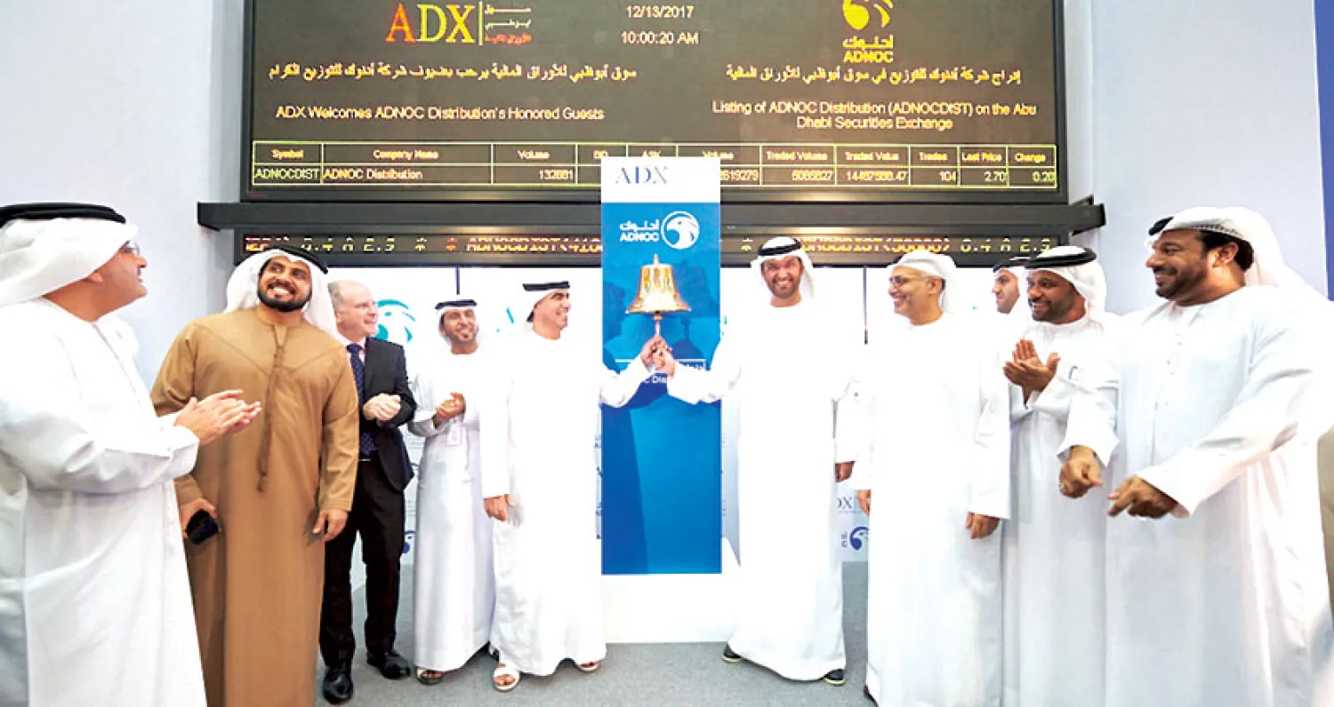 الدكتور سلطان الجابر وحمد الشامسي وعدد من المسؤولين في شركة أدنوك وسوق أبوظبي خلال عملية قرع جرس التداول («الشرق الأوسط»)