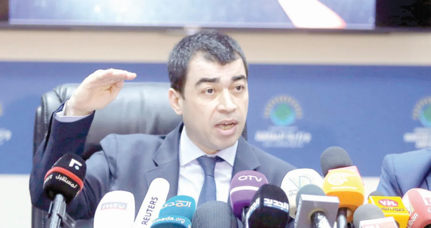 وزير الطاقة اللبناني سيزار أبي خليل يتحدث في مؤتمر صحافي أمس (رويترز)