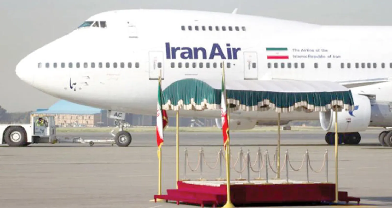 طائرة إيرانية قبل مغادرتها مطار مهرباد طهران (رويترز)