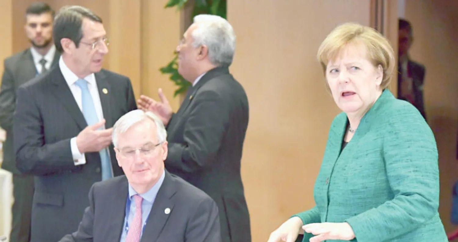 المستشارة الألمانية ميركل مع المفاوض الأوروبي ميشال بارنييه في بروكسل أمس (أ.ب)