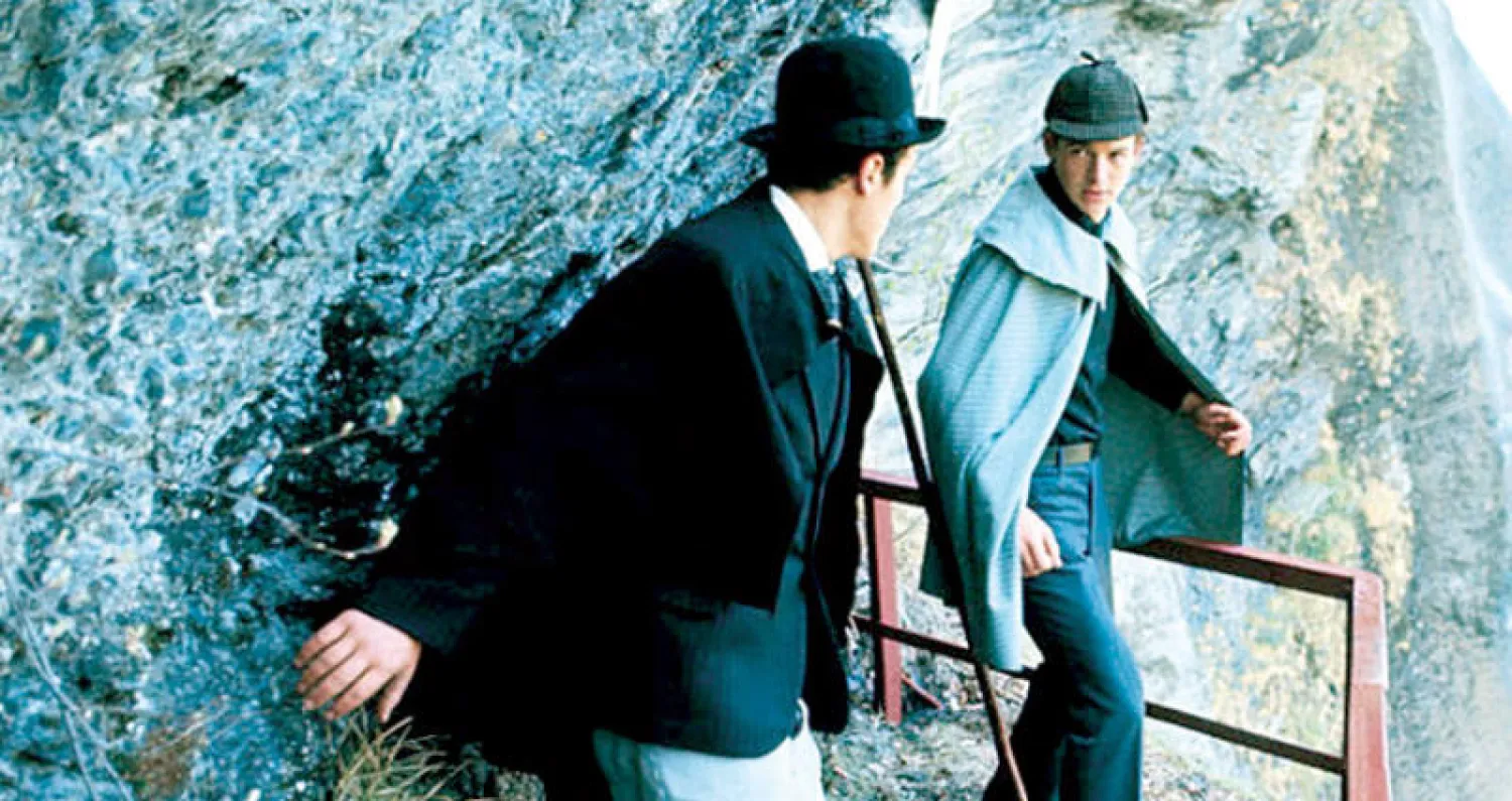 هواة يعيدون تمثيل مشهد الصراع الأخير بين شيرلوك هولمز وعدوه اللدود جيمس موريارتي فوق شلالات رايشنباخ في سويسرا (غيتي)