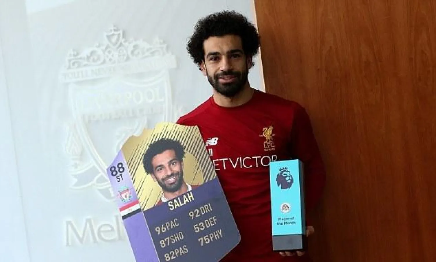 صلاح بعد تسلمه جائزة لاعب الشهر في الدوري الإنجليزي (غيتي)