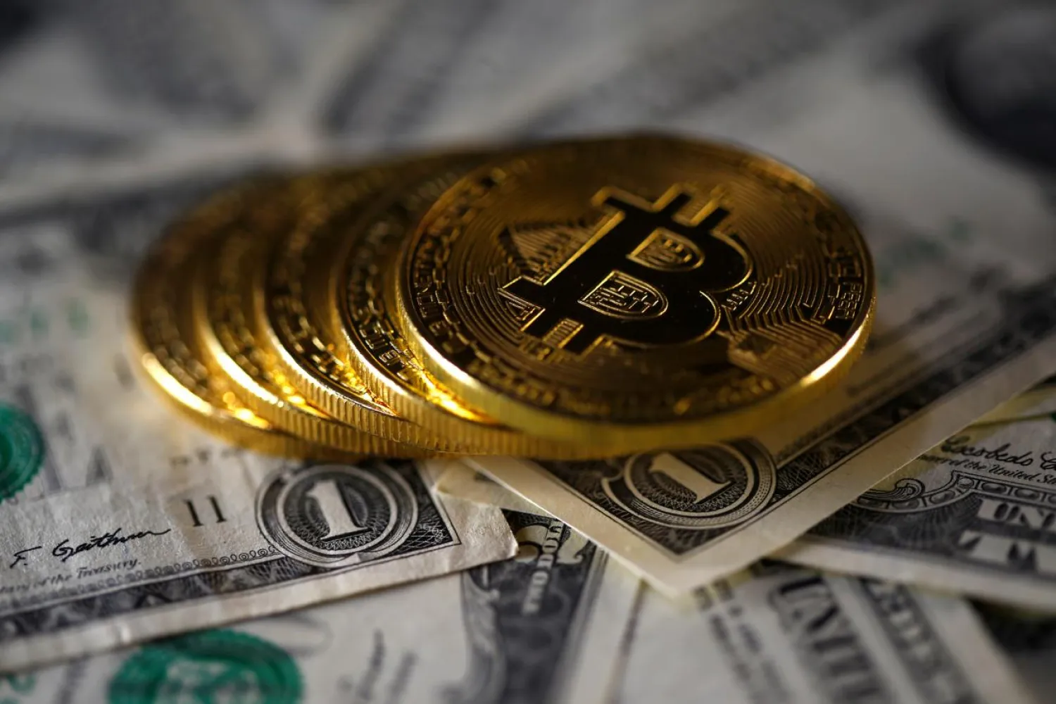 Bitcoin (virtual currency) coins placed on Dollar banknotes are seen in this illustration picture, November 6, 2017. REUTERS/Dado Ruvic/Illustration