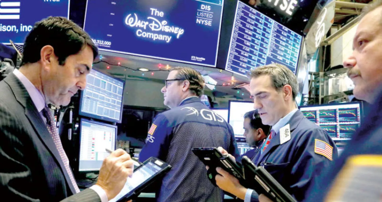 متعاملون يتابعون حركة مؤشر الأسهم في بورصة نيويورك (رويترز)