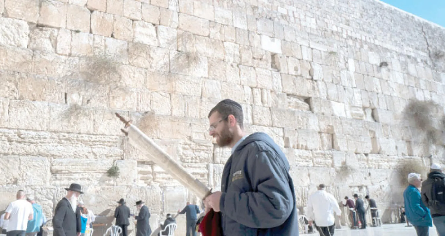 متدينون يهود يؤدون صلواتهم أمام حائط المبكى «البراق» (إ.ب.أ)