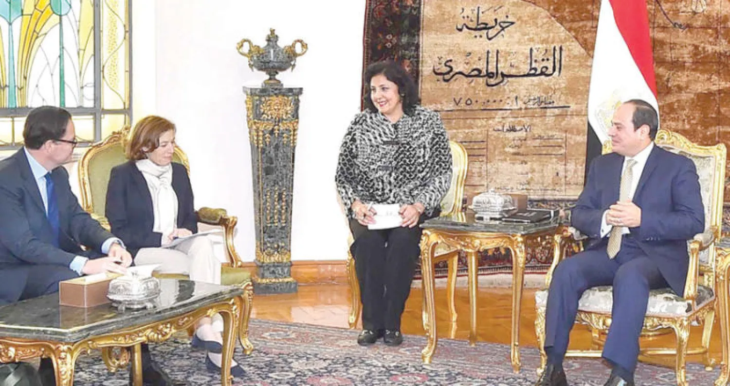 الرئيس المصري عبد الفتاح السيسي لدى استقباله وزيرة القوات المسلحة الفرنسية فلورنس بارلي في القاهرة أمس حيت تركز اللقاء على التعاون العسكري والأمني بين البلدين (أ.ف.ب)